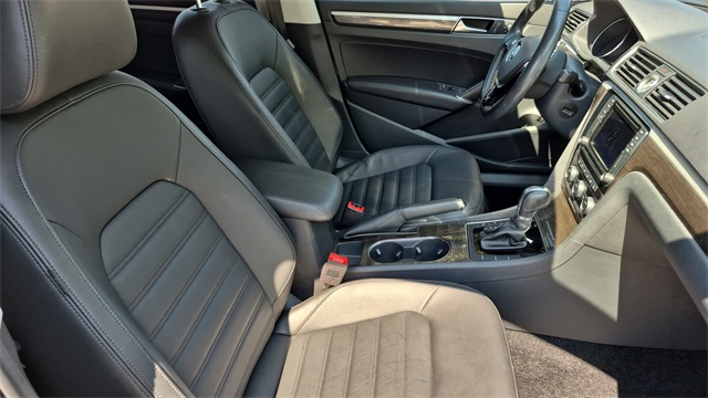 2017 Volkswagen Passat 1.8T SEL Premium Image 12 of 33