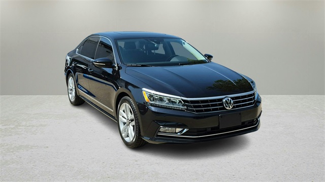 2017 Volkswagen Passat 1.8T SEL Premium Image 3 of 33