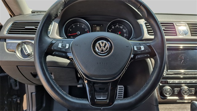 2017 Volkswagen Passat 1.8T SEL Premium Image 16 of 33