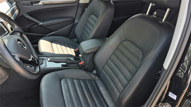 2017 Volkswagen Passat 1.8T SEL Premium Image 10 of 33