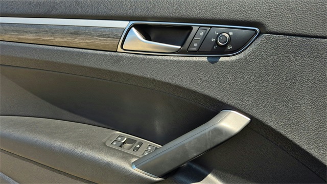 2017 Volkswagen Passat 1.8T SEL Premium Image 28 of 33
