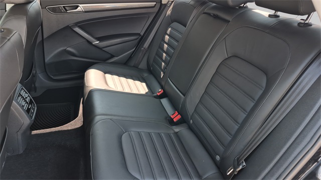 2017 Volkswagen Passat 1.8T SEL Premium Image 13 of 33
