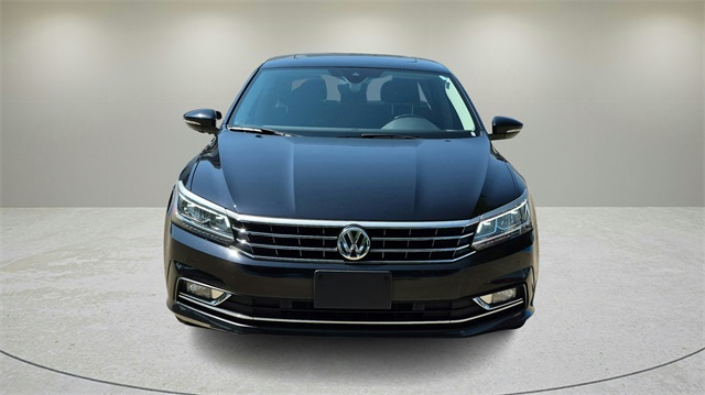 2017 Volkswagen Passat 1.8T SEL Premium Image 2 of 33