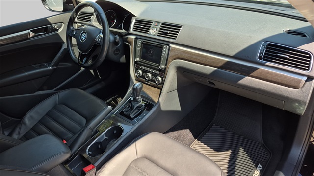 2017 Volkswagen Passat 1.8T SEL Premium Image 14 of 33