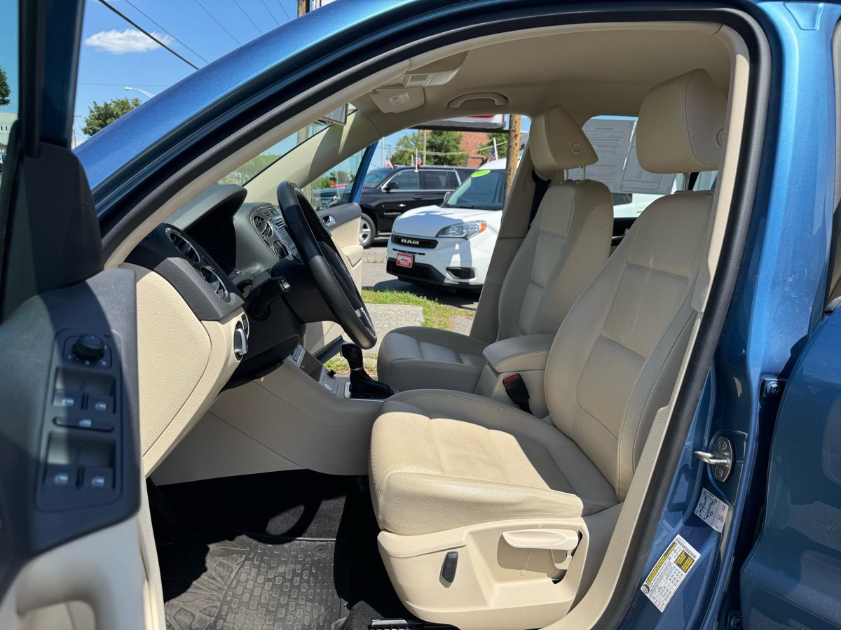 Vehicle image 7 of 12