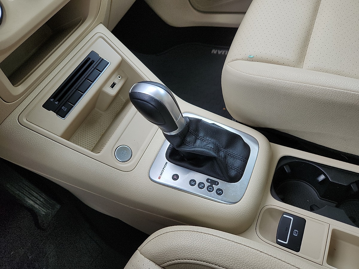 Vehicle image 9 of 12