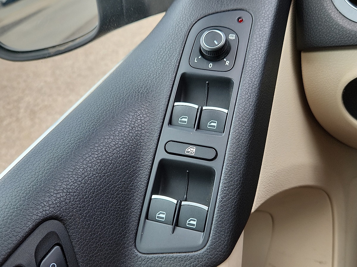 Vehicle image 11 of 12