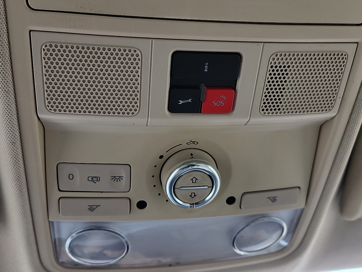 Vehicle image 10 of 12