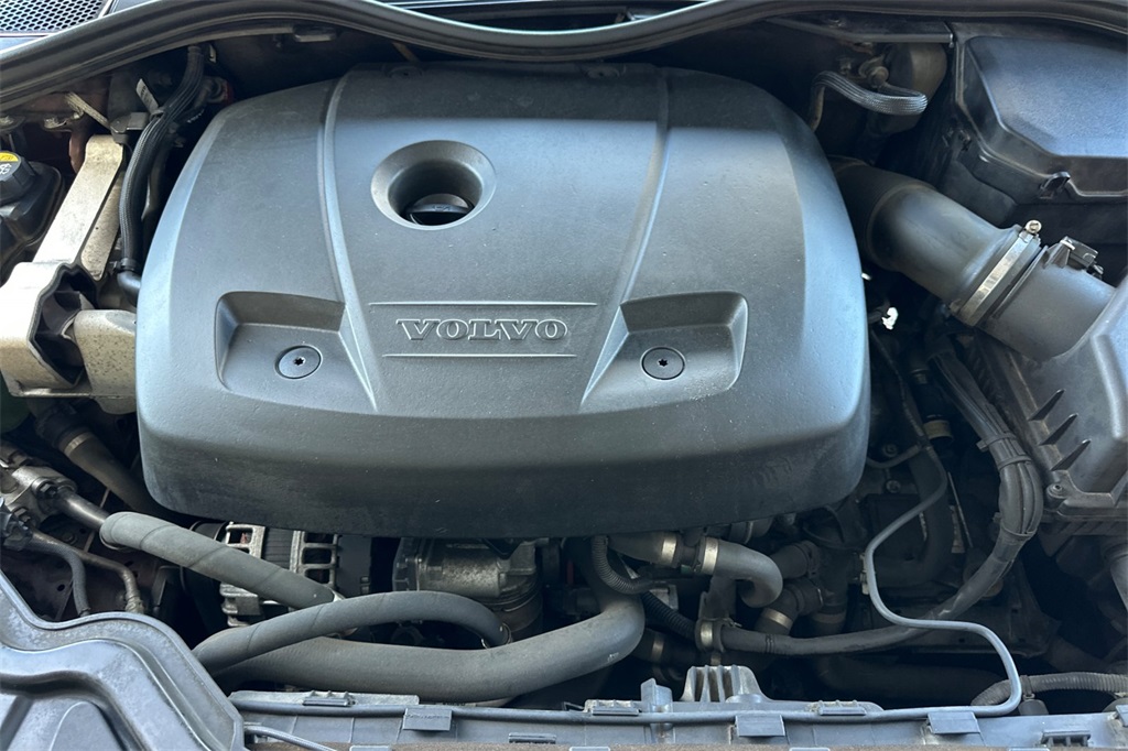 2017 Volvo V60 Cross Country Platinum Image 9 of 37