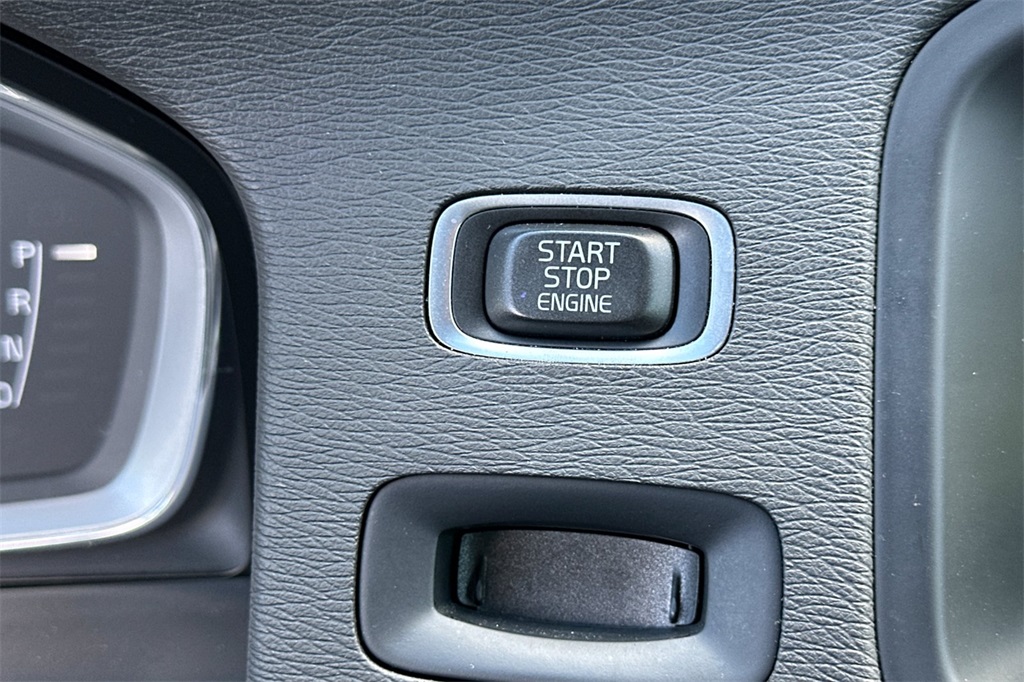 2017 Volvo V60 Cross Country Platinum Image 25 of 37