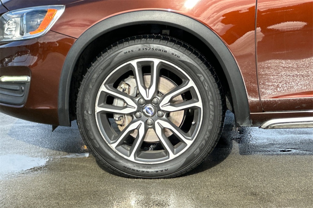 2017 Volvo V60 Cross Country Platinum Image 10 of 37