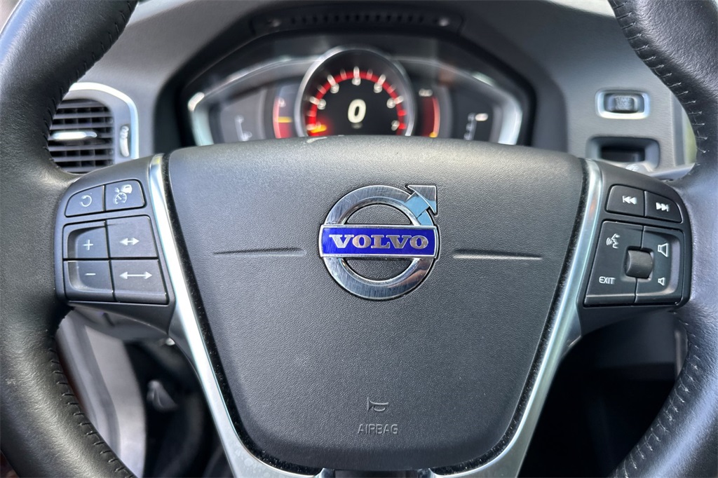 2017 Volvo V60 Cross Country Platinum Image 17 of 37