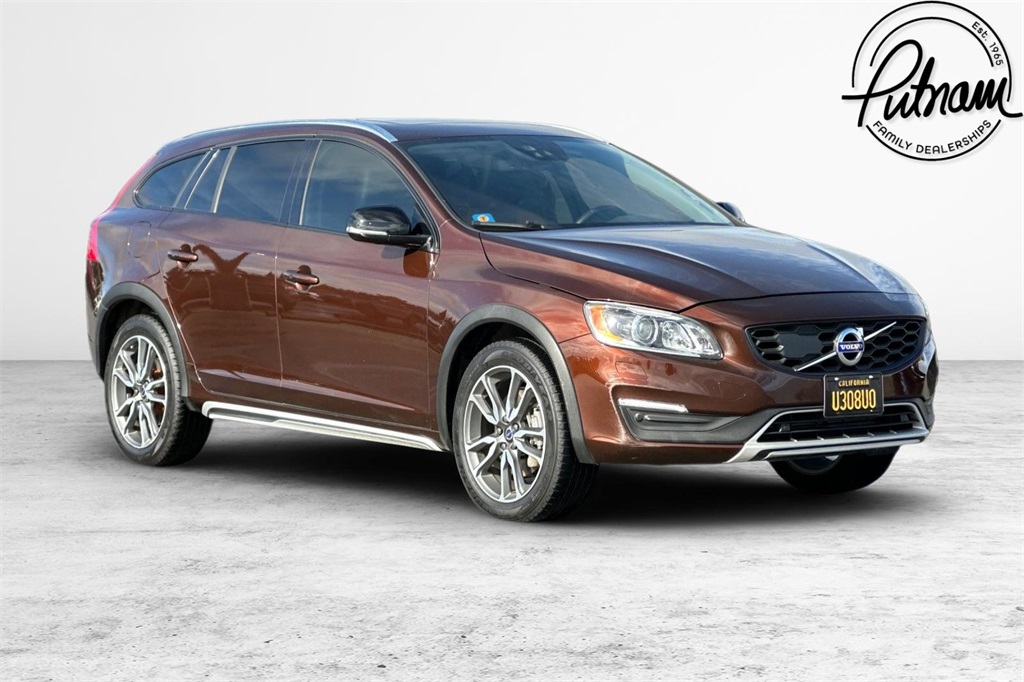 2017 Volvo V60 Cross Country Platinum Image 3 of 37