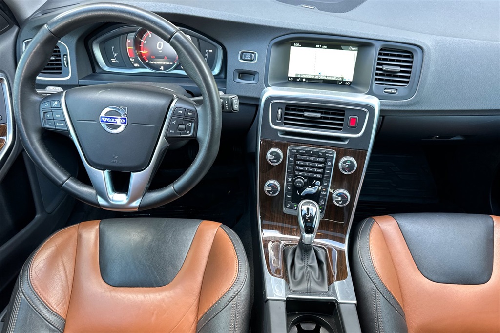 2017 Volvo V60 Cross Country Platinum Image 16 of 37