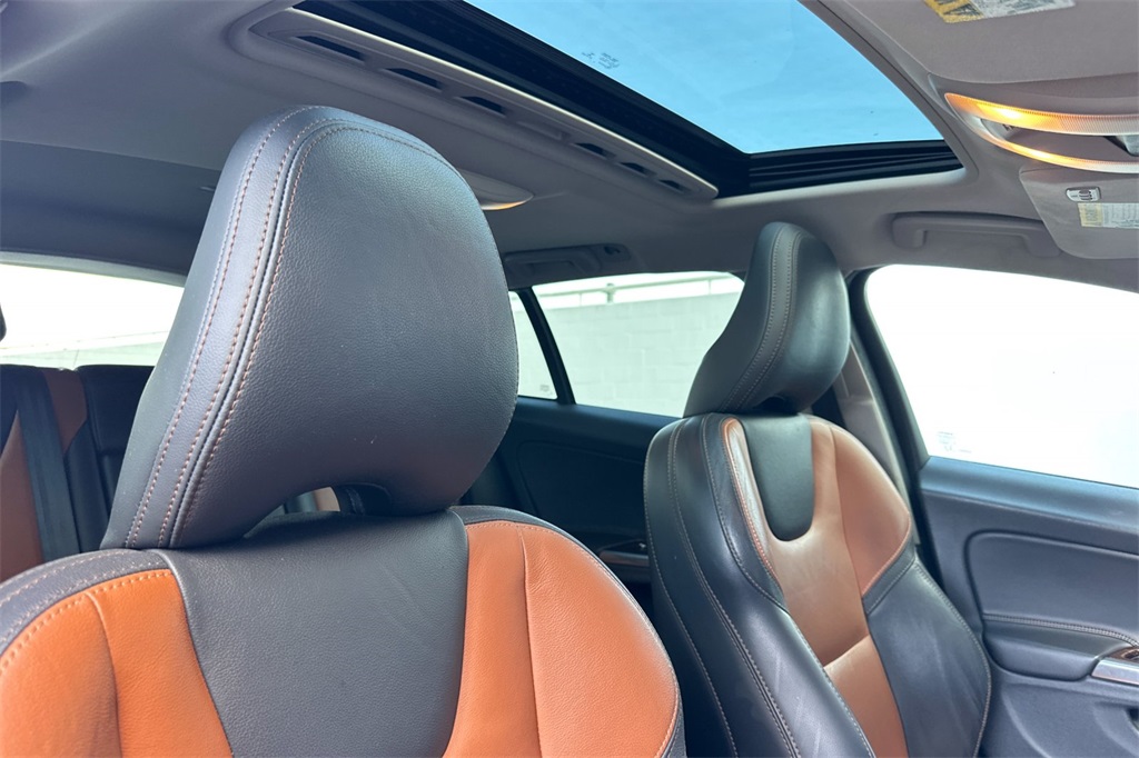 2017 Volvo V60 Cross Country Platinum Image 14 of 37