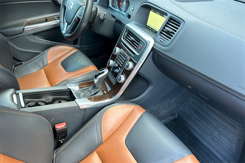 2017 Volvo V60 Cross Country Platinum Image 21 of 37