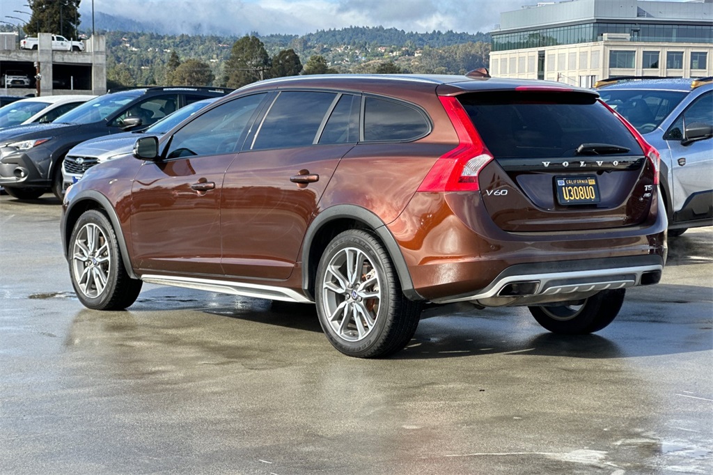 2017 Volvo V60 Cross Country Platinum Image 7 of 37