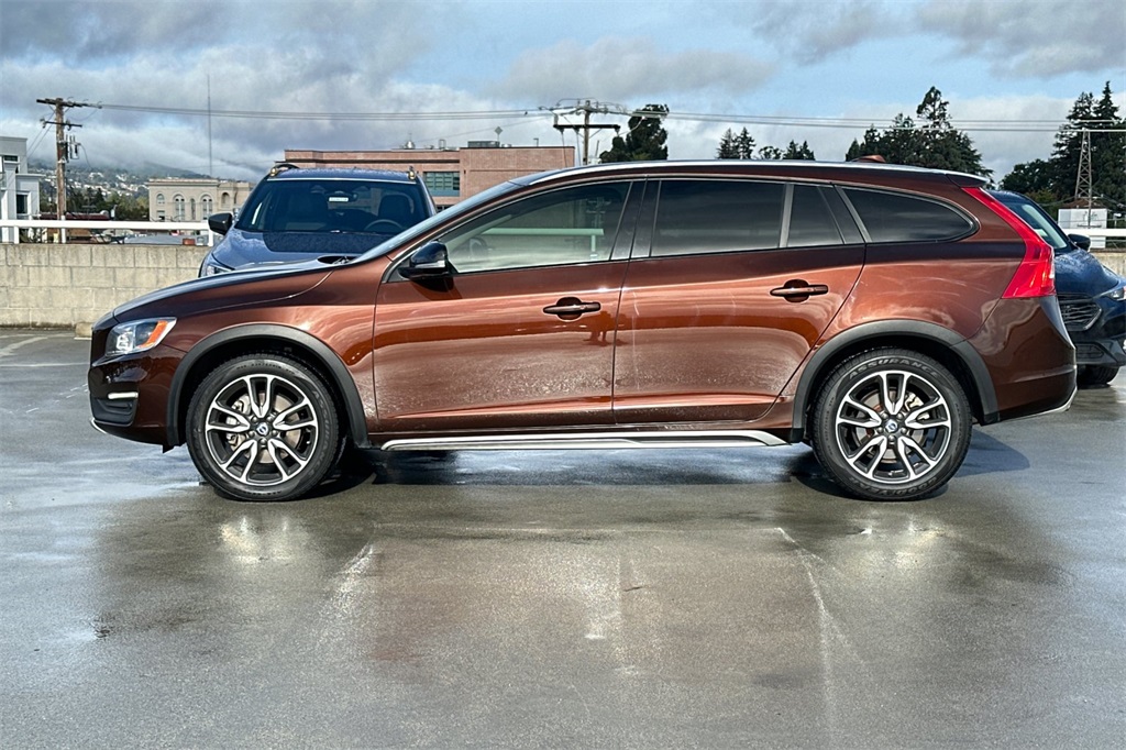 2017 Volvo V60 Cross Country Platinum Image 8 of 37