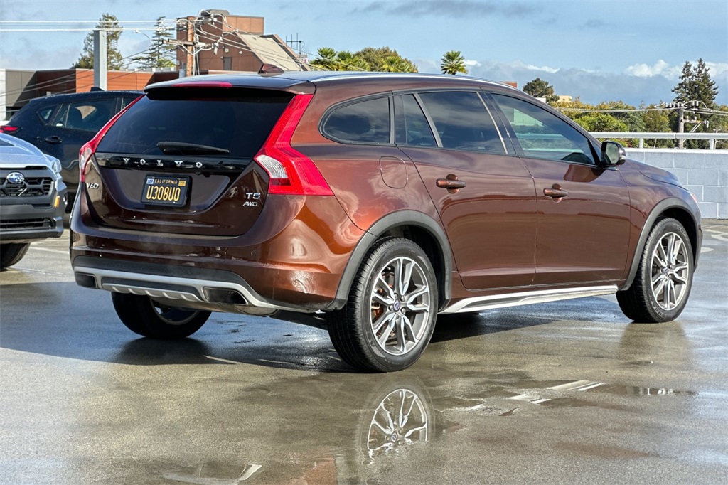 2017 Volvo V60 Cross Country Platinum Image 5 of 37