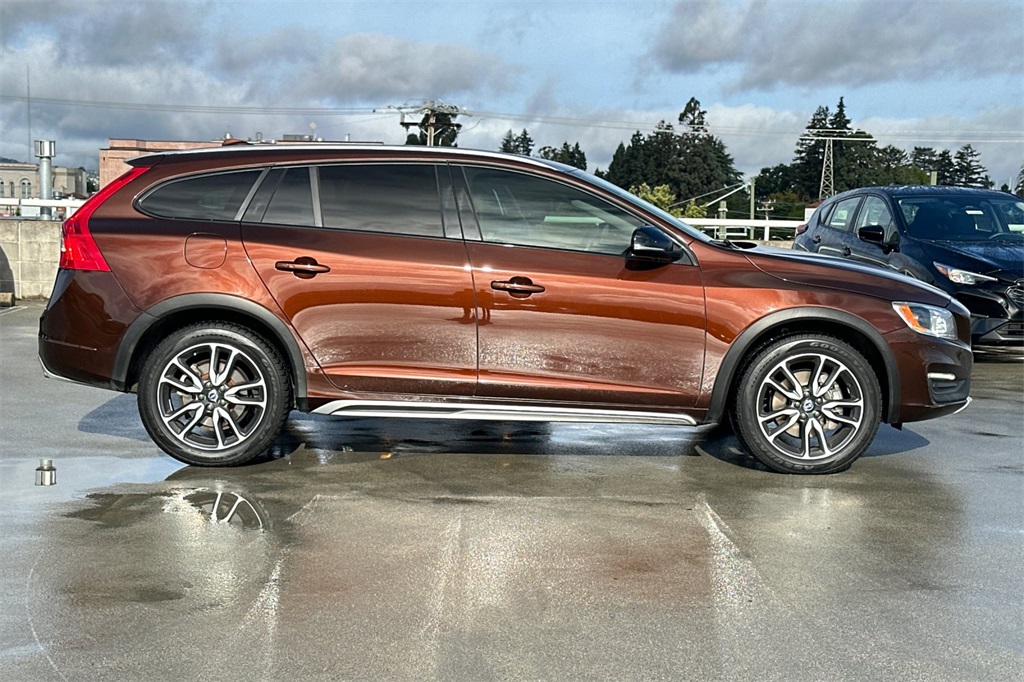 2017 Volvo V60 Cross Country Platinum Image 4 of 37