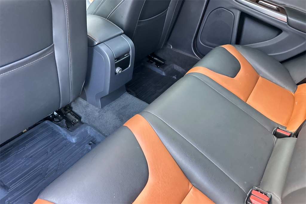 2017 Volvo V60 Cross Country Platinum Image 13 of 37