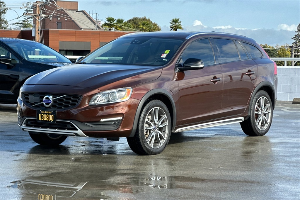 2017 Volvo V60 Cross Country Platinum Image 1 of 37