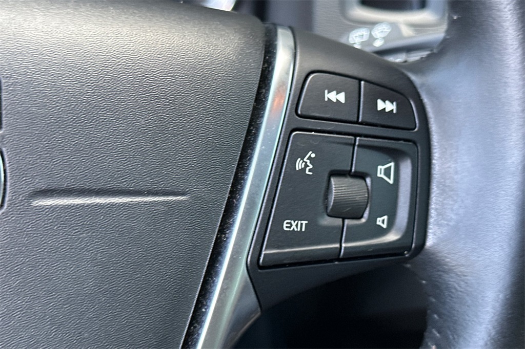 2017 Volvo V60 Cross Country Platinum Image 35 of 37