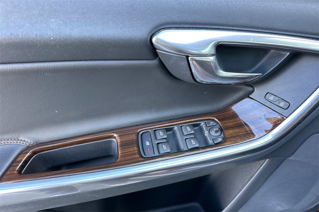 2017 Volvo V60 Cross Country Platinum Image 23 of 37