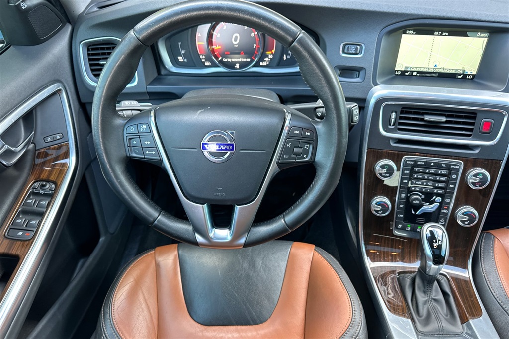 2017 Volvo V60 Cross Country Platinum Image 15 of 37