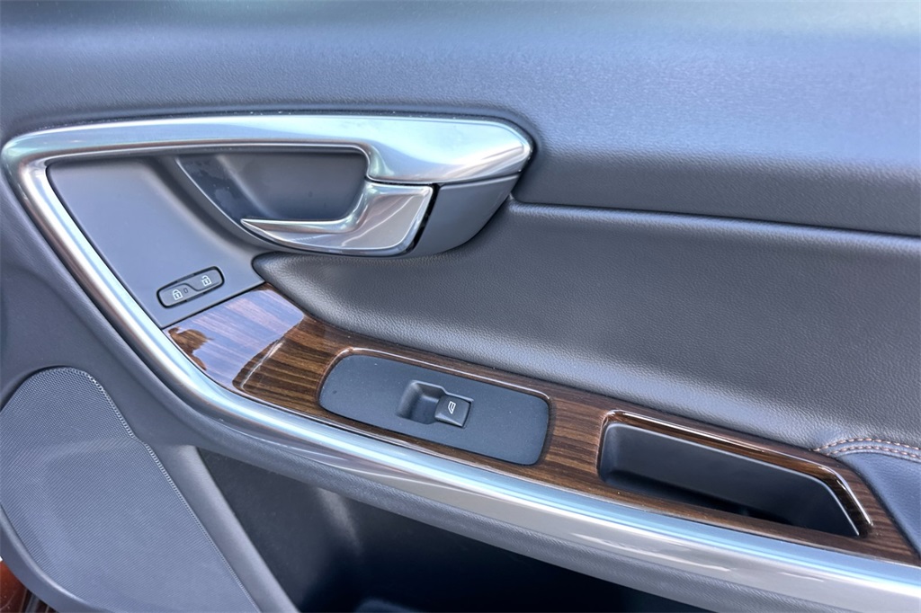 2017 Volvo V60 Cross Country Platinum Image 24 of 37