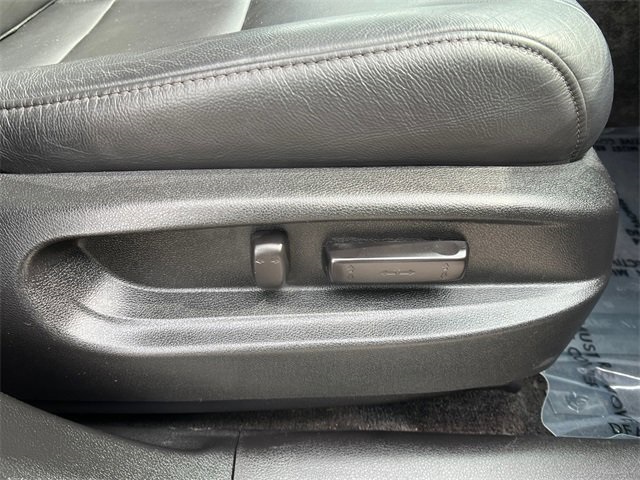 Vehicle image 16 of 40