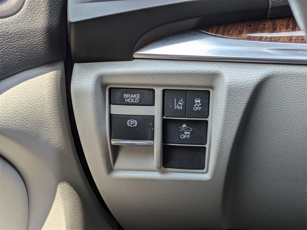 Vehicle image 24 of 30