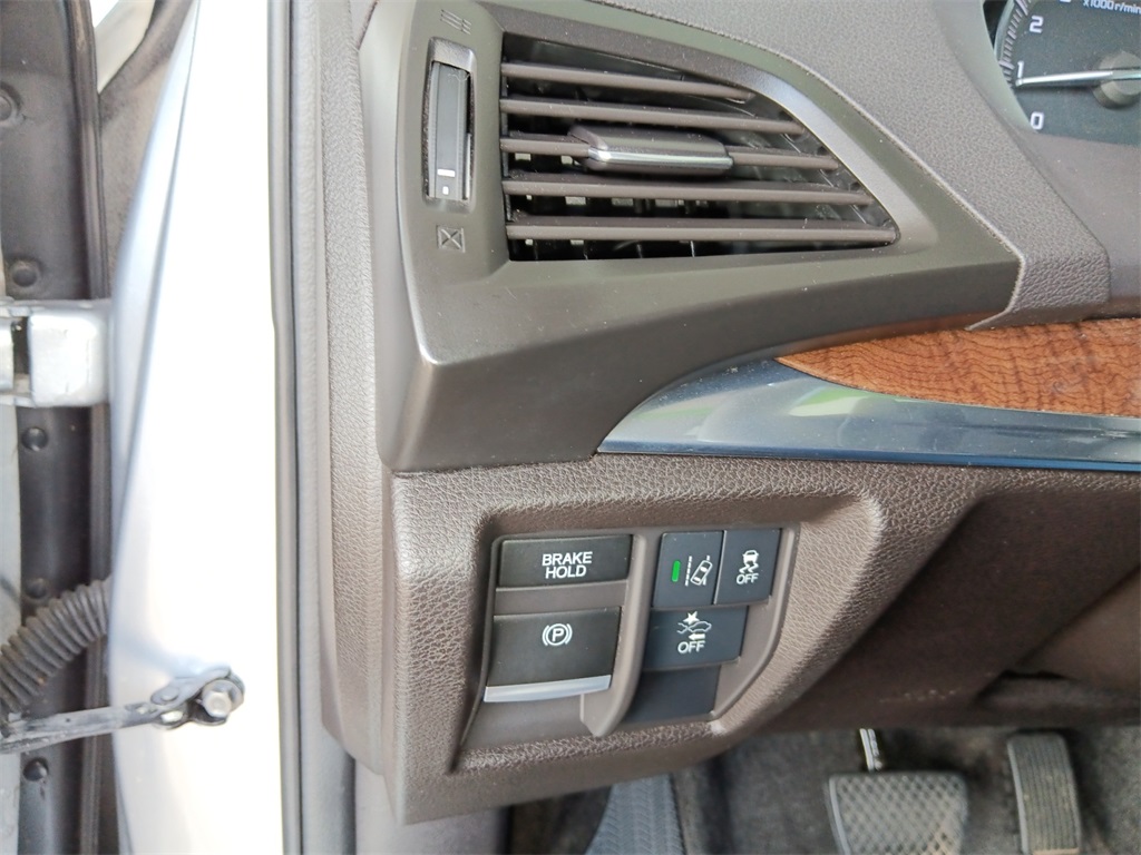 Vehicle image 24 of 28