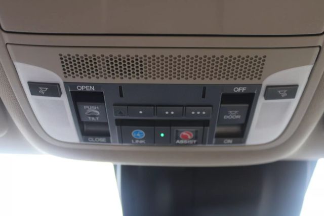 Vehicle image 32 of 48