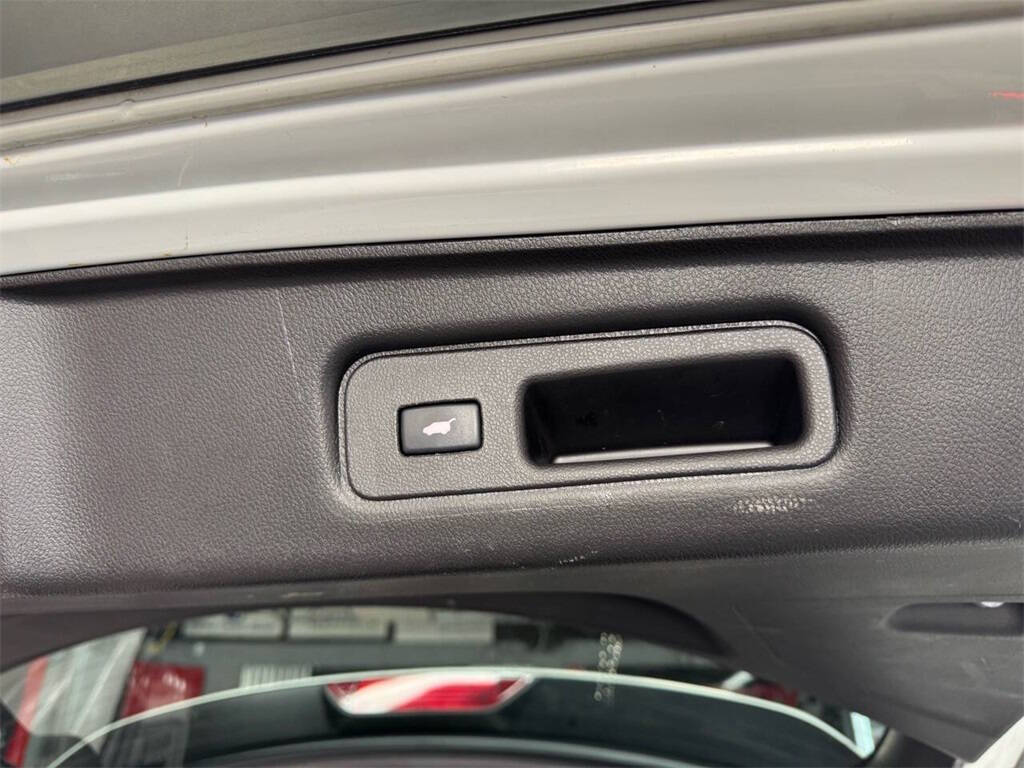 Vehicle image 17 of 24