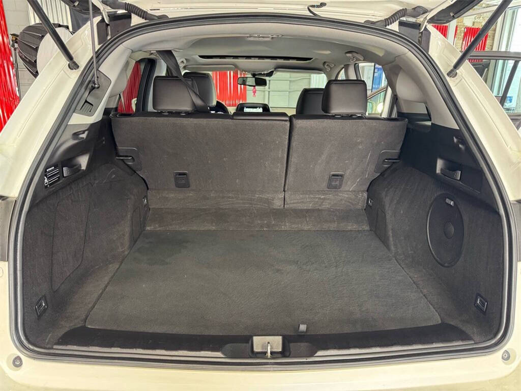 Vehicle image 13 of 24