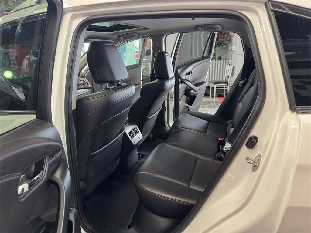 Vehicle image 15 of 24