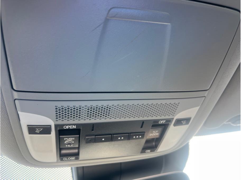 Vehicle image 20 of 28