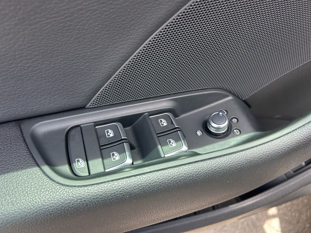 Vehicle image 33 of 49
