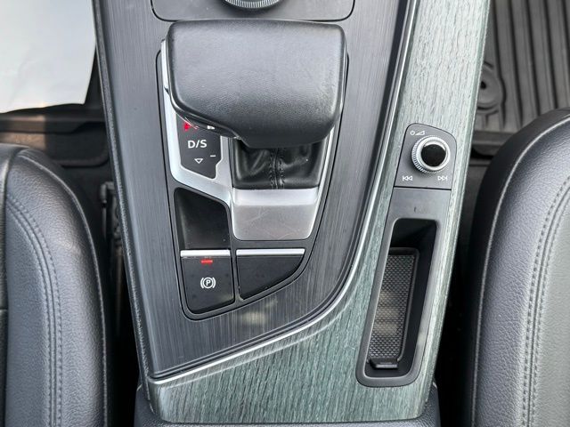 Vehicle image 41 of 50