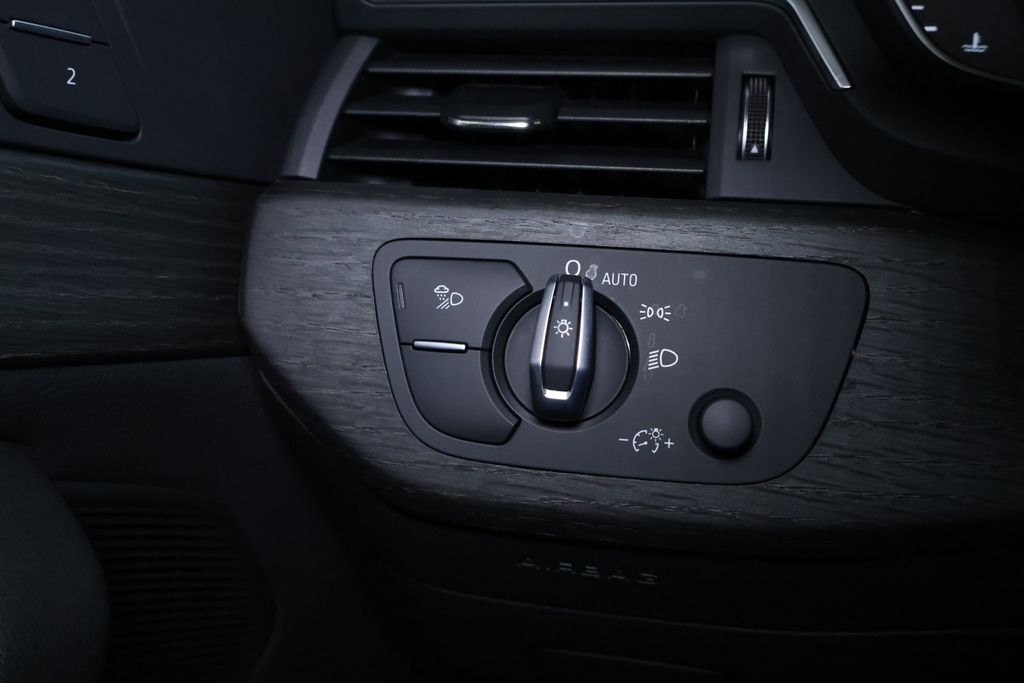 Vehicle image 32 of 41