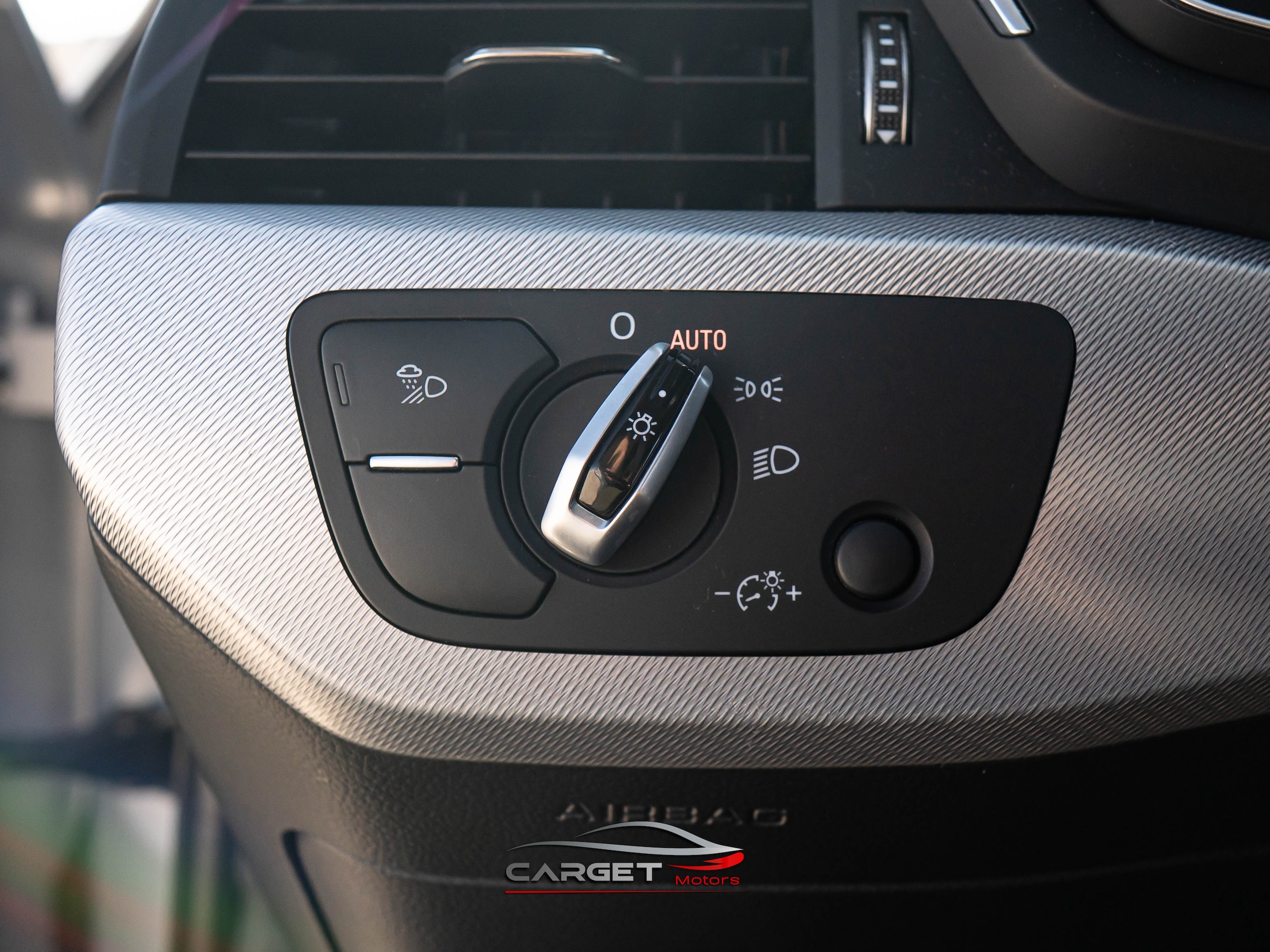 Vehicle image 32 of 47