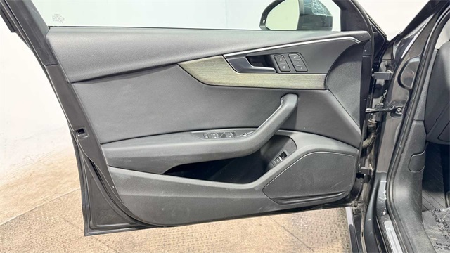 Vehicle image 23 of 34