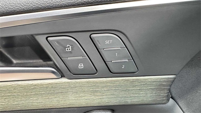 Vehicle image 27 of 34