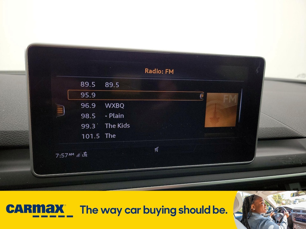 Vehicle image 21 of 32