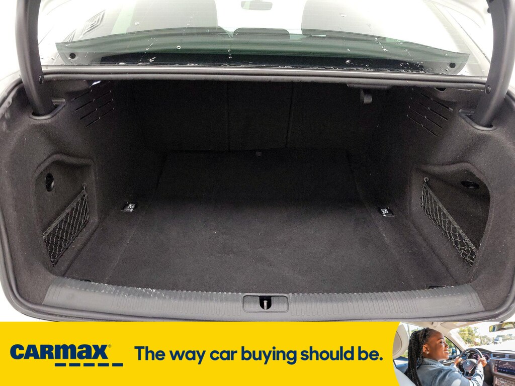 Vehicle image 27 of 32