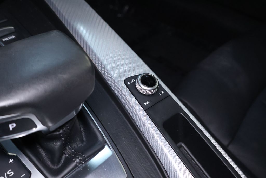 Vehicle image 21 of 41