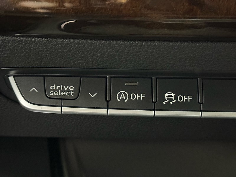 Vehicle image 33 of 44