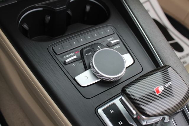 Vehicle image 32 of 44
