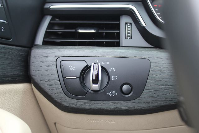 Vehicle image 33 of 44